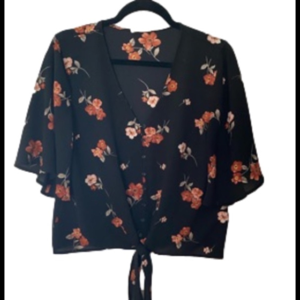 Brand new never worn! Tie front, cap sleeve shirt. Lush, size small